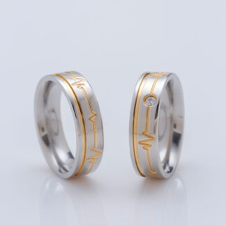 Alianças Aço HeartBeat Feel Shine com Filete Gold IPG + Estojo ❤️