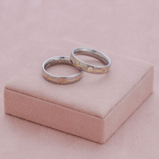 Kit Alianças Aço Love Beat Shine 5mm com Zircônia 2.5mm (feminina) e Filete Gold IPG + Estojo Love R + Anel Solitário